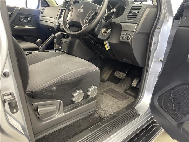 パジェロ ロング　エクシード　禁煙車　社外７型ナビ　フルセグＴＶ／Ｂｌｕｅｔｏｏｔｈ／ＣＤ／ＤＶＤ　１７インチ社外アルミホイール　純正アルミホイール積込　フォグライト　ＢＳＭ　レーンキープシステム　オートライト（31枚目）