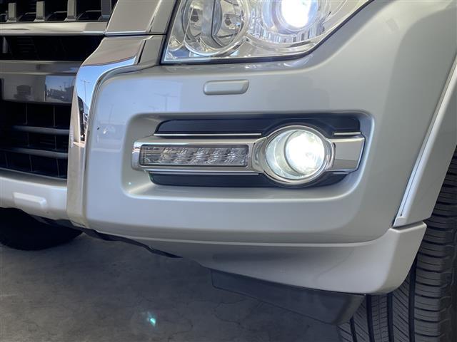 パジェロ ロング　エクシード　禁煙車　社外７型ナビ　フルセグＴＶ／Ｂｌｕｅｔｏｏｔｈ／ＣＤ／ＤＶＤ　１７インチ社外アルミホイール　純正アルミホイール積込　フォグライト　ＢＳＭ　レーンキープシステム　オートライト（36枚目）