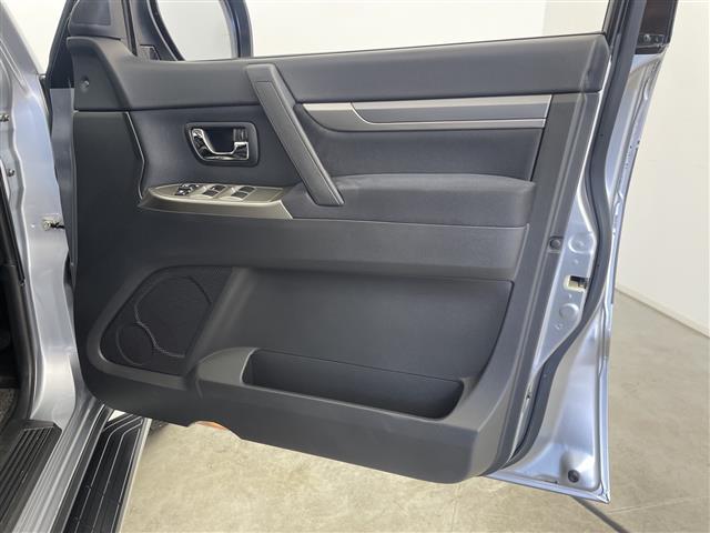 パジェロ ロング　エクシード　禁煙車　社外７型ナビ　フルセグＴＶ／Ｂｌｕｅｔｏｏｔｈ／ＣＤ／ＤＶＤ　１７インチ社外アルミホイール　純正アルミホイール積込　フォグライト　ＢＳＭ　レーンキープシステム　オートライト（40枚目）