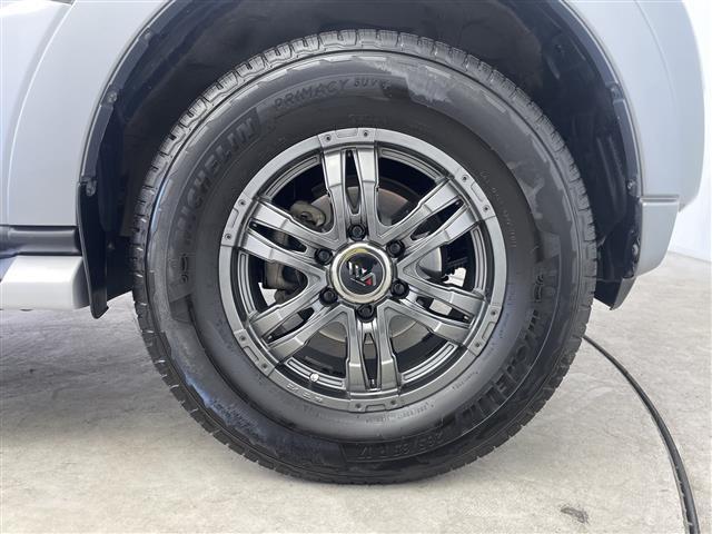 パジェロ ロング　エクシード　禁煙車　社外７型ナビ　フルセグＴＶ／Ｂｌｕｅｔｏｏｔｈ／ＣＤ／ＤＶＤ　１７インチ社外アルミホイール　純正アルミホイール積込　フォグライト　ＢＳＭ　レーンキープシステム　オートライト（41枚目）