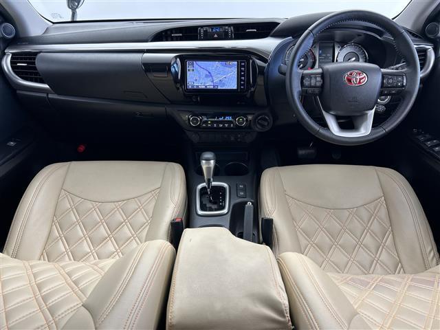 ハイラックス Ｚ　禁煙車　ＴＲＤ　ＲＡＹＳホイール　純正ナビ　バックカメラ　前後コーナーセンサー　トヨタセーフティーセンス　レーダークルーズコントロール　レーンキープアシスト　ＥＴＣ　プッシュスタート　スマートキー（3枚目）