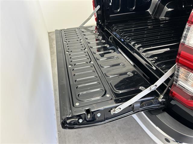 ハイラックス Ｚ　禁煙車　ＴＲＤ　ＲＡＹＳホイール　純正ナビ　バックカメラ　前後コーナーセンサー　トヨタセーフティーセンス　レーダークルーズコントロール　レーンキープアシスト　ＥＴＣ　プッシュスタート　スマートキー（42枚目）