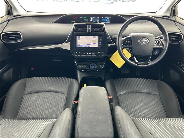 プリウス Ａ　禁煙車　純正ナビ　セーフティセンス　バックモニター　ブラインドスポットモニター　ヘッドアップディスプレイ　レーダークルーズコントロール　パワーバックドア　ワイヤレスチャージャー　パークアシスト（3枚目）