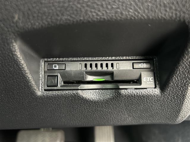 プリウス Ａ　禁煙車　純正ナビ　セーフティセンス　バックモニター　ブラインドスポットモニター　ヘッドアップディスプレイ　レーダークルーズコントロール　パワーバックドア　ワイヤレスチャージャー　パークアシスト（9枚目）