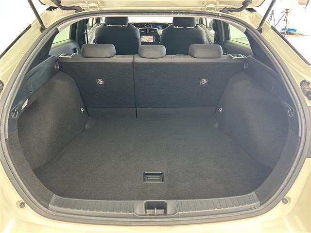 プリウス Ａ　禁煙車　純正ナビ　セーフティセンス　バックモニター　ブラインドスポットモニター　ヘッドアップディスプレイ　レーダークルーズコントロール　パワーバックドア　ワイヤレスチャージャー　パークアシスト（16枚目）