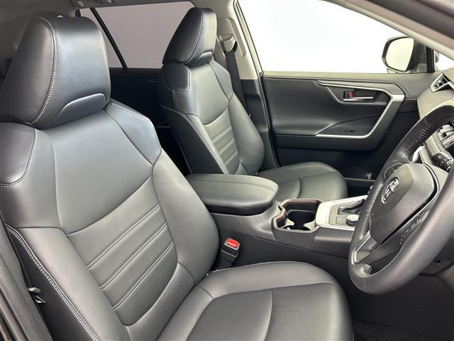 ＲＡＶ４ ハイブリッドＧ　禁煙車　純正９インチナビ　フルセグＴＶ／ＣＤ／ＤＶＤ／Ｂｌｕｅｔｏｏｔｈ／ＨＤＭＩ　サンルーフ　トヨタセーフティセンスシステム　衝突軽減ブレーキシス　オートハイビーム　レーダークルコン　ＥＴＣ（13枚目）