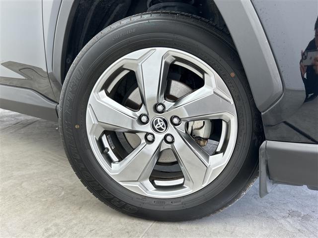 ＲＡＶ４ ハイブリッドＧ　禁煙車　純正９インチナビ　フルセグＴＶ／ＣＤ／ＤＶＤ／Ｂｌｕｅｔｏｏｔｈ／ＨＤＭＩ　サンルーフ　トヨタセーフティセンスシステム　衝突軽減ブレーキシス　オートハイビーム　レーダークルコン　ＥＴＣ（16枚目）