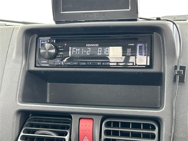 キャリイトラック ＫＣエアコン・パワステ　ＡＷＤ　ハ゛ックカメラ　社外オーテ゛ィオ（ＣＤ）　ＬＥＤヘット゛ライト　ＥＴＣ　ヘット゛ライトレヘ゛リンク゛スイッチ　スヘ゜アタイヤ付き　スヘ゜アキー１セット　荷台コ゛ムマット付き　人気ＭＴ車（3枚目）