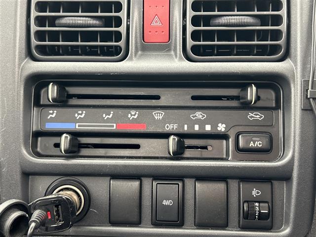 キャリイトラック ＫＣエアコン・パワステ　ＡＷＤ　ハ゛ックカメラ　社外オーテ゛ィオ（ＣＤ）　ＬＥＤヘット゛ライト　ＥＴＣ　ヘット゛ライトレヘ゛リンク゛スイッチ　スヘ゜アタイヤ付き　スヘ゜アキー１セット　荷台コ゛ムマット付き　人気ＭＴ車（5枚目）