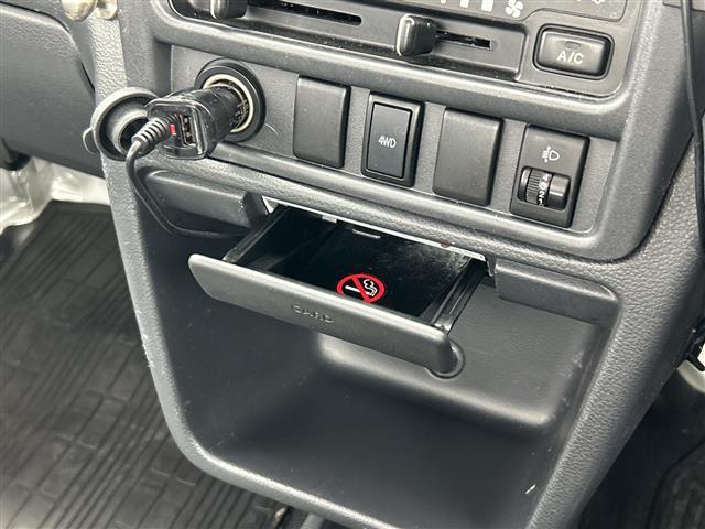 キャリイトラック ＫＣエアコン・パワステ　ＡＷＤ　ハ゛ックカメラ　社外オーテ゛ィオ（ＣＤ）　ＬＥＤヘット゛ライト　ＥＴＣ　ヘット゛ライトレヘ゛リンク゛スイッチ　スヘ゜アタイヤ付き　スヘ゜アキー１セット　荷台コ゛ムマット付き　人気ＭＴ車（6枚目）