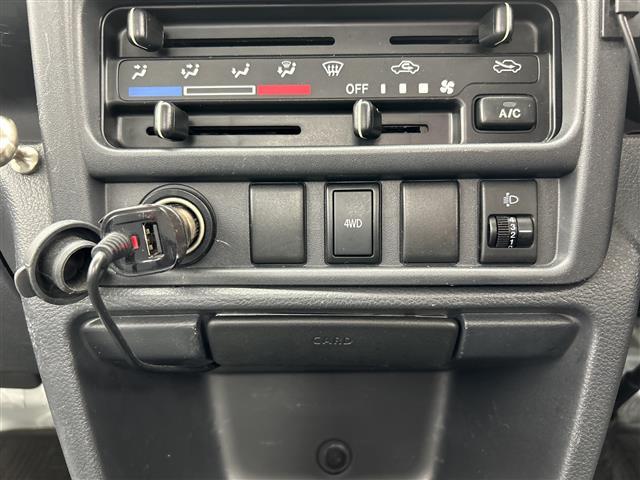 キャリイトラック ＫＣエアコン・パワステ　ＡＷＤ　ハ゛ックカメラ　社外オーテ゛ィオ（ＣＤ）　ＬＥＤヘット゛ライト　ＥＴＣ　ヘット゛ライトレヘ゛リンク゛スイッチ　スヘ゜アタイヤ付き　スヘ゜アキー１セット　荷台コ゛ムマット付き　人気ＭＴ車（10枚目）