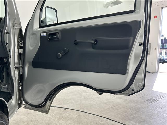 キャリイトラック ＫＣエアコン・パワステ　ＡＷＤ　ハ゛ックカメラ　社外オーテ゛ィオ（ＣＤ）　ＬＥＤヘット゛ライト　ＥＴＣ　ヘット゛ライトレヘ゛リンク゛スイッチ　スヘ゜アタイヤ付き　スヘ゜アキー１セット　荷台コ゛ムマット付き　人気ＭＴ車（30枚目）