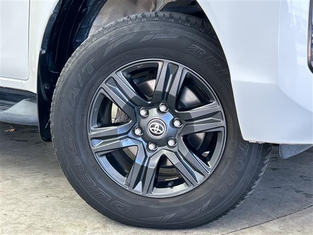 ハイラックス Ｚ　禁煙車／パートタイム４ＷＤ／社外９インチサイバーナビ／バックカメラ／トヨタセーフティセンス／レーダークルーズコントロール／クリアランスソナー／ビルトインＥＴＣ２．０／ドライブレコーダー／オートライト（17枚目）