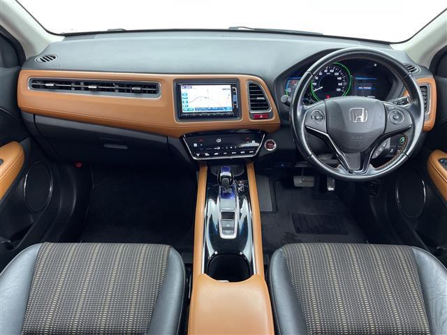 ヴェゼル ハイブリッドＺ　禁煙車／シティブレーキアクティブシステム／純正ＳＤナビ／フルセグＴＶ／バックカメラ／ハーフレザーシート／シートヒーター／ステアリングスイッチ／パドルシフト／電子サイドブレーキ／ブレーキオートホールド（3枚目）