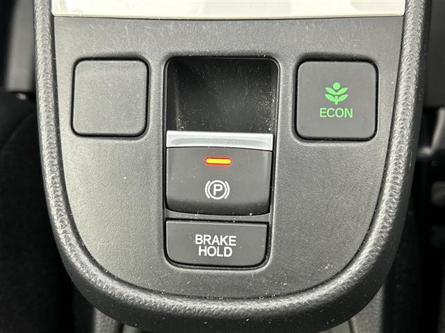 フィット ｅ：ＨＥＶベーシック　禁煙車／ホンダセンシング／純正ＳＤナビ／バックカメラ／レーダークルーズコントロール／レーンキープアシスト／ＥＴＣ／ＬＥＤオートライト／オートブレーキホールド／電子パーキング／前後コーナーセンサー（7枚目）