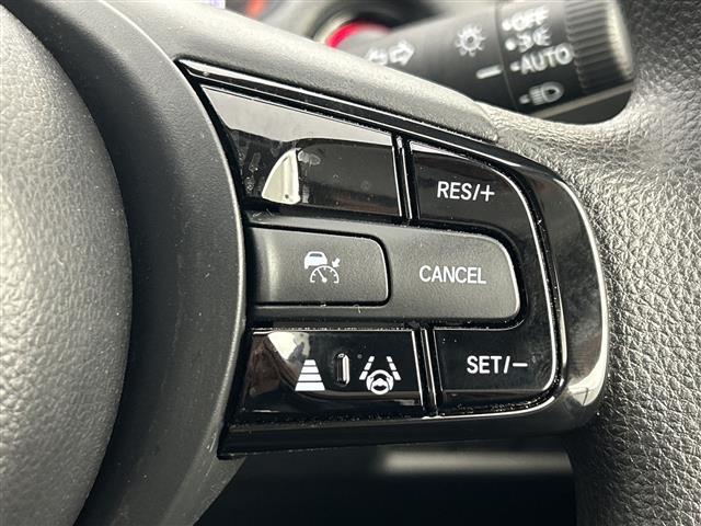 フィット ｅ：ＨＥＶベーシック　禁煙車／ホンダセンシング／純正ＳＤナビ／バックカメラ／レーダークルーズコントロール／レーンキープアシスト／ＥＴＣ／ＬＥＤオートライト／オートブレーキホールド／電子パーキング／前後コーナーセンサー（8枚目）