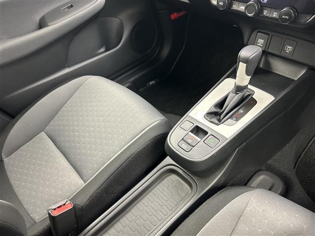 フィット ｅ：ＨＥＶベーシック　禁煙車／ホンダセンシング／純正ＳＤナビ／バックカメラ／レーダークルーズコントロール／レーンキープアシスト／ＥＴＣ／ＬＥＤオートライト／オートブレーキホールド／電子パーキング／前後コーナーセンサー（28枚目）