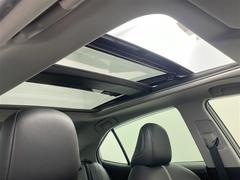 【ムーンルーフ】天井から太陽の穏やかな光や爽やかな風を取り込むことができる、トヨタの「サンルーフ」です！頭上のスイッチでムーンルーフを開閉することができます。 7