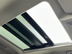 【パノラマムーンルーフ】天井から太陽の穏やかな光や爽やかな風を取り込むことができる、トヨタの「サンルーフ」です！頭上のスイッチでパノラマムーンルーフと電動サンシェードの開閉操作ができます。 4
