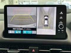 【マルチビューカメラシステム】まるでクルマを真上から見下ろしたかのような視点で駐車をサポートします！クルマの斜め後ろや真横など、前後左右の４つのカメラの映像が合成されて、モニターに映し出されます。 5