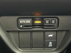 【ＥＴＣ２．０（ＤＳＲＣ）】ＥＴＣカードを挿入すれば料金所はノンストップで通過できます。ＥＴＣ限定の割引や、高速道路の情報提供サービスを利用できます。 7