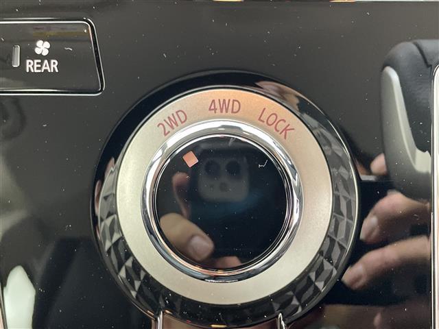 デリカＤ：５ シャモニー　１１型ナビ　１２．８型フリップダウンモニター　ハンドルヒーター　パドルシフト　フルセグ　純正アルミホイール　オートライト　オートマチックハイビーム　ステアリングスイッチ　革巻きステアリング　禁煙車（17枚目）