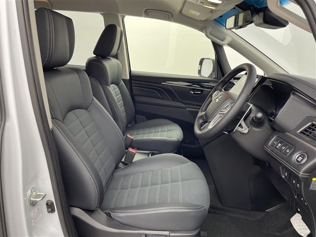 デリカＤ：５ シャモニー　１１型ナビ　１２．８型フリップダウンモニター　ハンドルヒーター　パドルシフト　フルセグ　純正アルミホイール　オートライト　オートマチックハイビーム　ステアリングスイッチ　革巻きステアリング　禁煙車（28枚目）