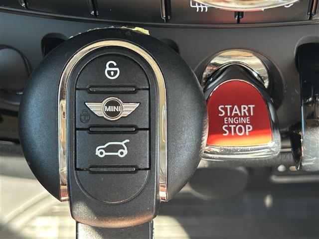 ＭＩＮＩ ワン　クラブマン　８．８インチメーカーＯＰナビ　追従有クルコン　Ｂｌｕｅｔｏｏｔｈ接続　純正ＡＷ　ＥＴＣ　ＵＳＢ入力端子　オートマチックハイビーム　ヘッドライトレベライザ　サマータイヤ４本　ステアリングスイッチ（4枚目）