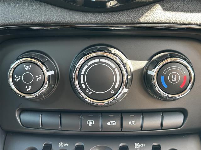 ＭＩＮＩ ワン　クラブマン　８．８インチメーカーＯＰナビ　追従有クルコン　Ｂｌｕｅｔｏｏｔｈ接続　純正ＡＷ　ＥＴＣ　ＵＳＢ入力端子　オートマチックハイビーム　ヘッドライトレベライザ　サマータイヤ４本　ステアリングスイッチ（6枚目）