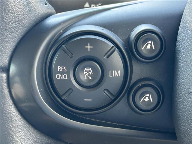 ＭＩＮＩ ワン　クラブマン　８．８インチメーカーＯＰナビ　追従有クルコン　Ｂｌｕｅｔｏｏｔｈ接続　純正ＡＷ　ＥＴＣ　ＵＳＢ入力端子　オートマチックハイビーム　ヘッドライトレベライザ　サマータイヤ４本　ステアリングスイッチ（7枚目）