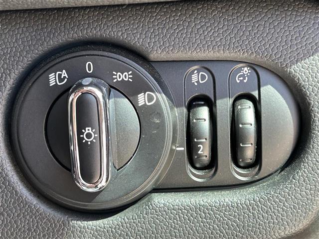 ＭＩＮＩ ワン　クラブマン　８．８インチメーカーＯＰナビ　追従有クルコン　Ｂｌｕｅｔｏｏｔｈ接続　純正ＡＷ　ＥＴＣ　ＵＳＢ入力端子　オートマチックハイビーム　ヘッドライトレベライザ　サマータイヤ４本　ステアリングスイッチ（8枚目）