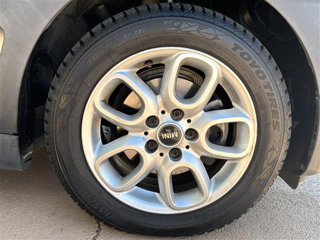 ＭＩＮＩ ワン　クラブマン　８．８インチメーカーＯＰナビ　追従有クルコン　Ｂｌｕｅｔｏｏｔｈ接続　純正ＡＷ　ＥＴＣ　ＵＳＢ入力端子　オートマチックハイビーム　ヘッドライトレベライザ　サマータイヤ４本　ステアリングスイッチ（17枚目）