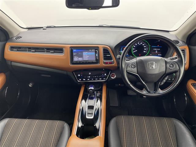 ヴェゼル ハイブリッドＺ　純正ナビ　フルセグＴＶ　バックカメラ　シートヒーター　ハーフレザーシート　パドルシフト　電動パーキングブレーキ　クルーズコントロール　衝突被害軽減ブレーキ　ＬＥＤライト　スマートキー　禁煙車（2枚目）