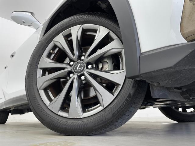 UX UX250h Fスポーツ ムーンルーフ パノラミックビューモニター 三眼LEDヘッドランプ Fスポーツ専用赤本革シート シートベンチレーション ブラインドスポットモニター カラーヘッドアップディスプレイ ドライブレコーダー(67枚目)