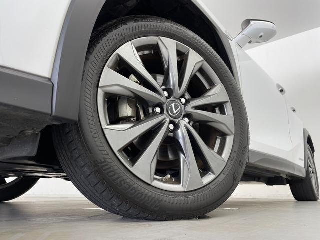 UX UX250h Fスポーツ ムーンルーフ パノラミックビューモニター 三眼LEDヘッドランプ Fスポーツ専用赤本革シート シートベンチレーション ブラインドスポットモニター カラーヘッドアップディスプレイ ドライブレコーダー(68枚目)