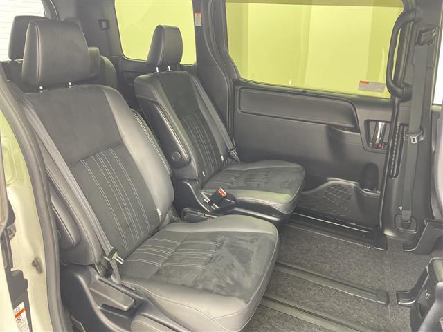 エスクァイア Gi プレミアムパッケージ ブラックテーラード 純正9型ナビ 純正12.1型後席モニター バックカメラ 衝突被害軽減ブレーキ 両側電動スライドドア 前後ドラレコ ビルトインETC ハーフレザーシート シートヒーター ハンドルヒーター LED 禁煙車(15枚目)