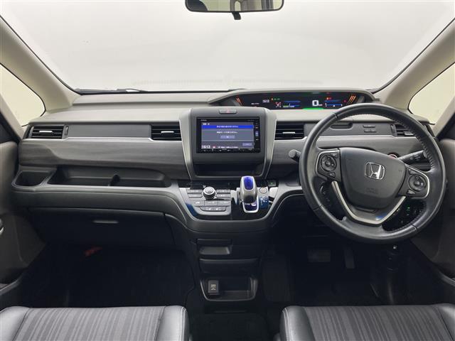 フリードハイブリッド ハイブリッド・ＥＸ　純正７インチナビ　両側パワースライドドア　クルーズコントロール　ハーフレザーシート　シートヒーター　コーナーセンサー　レーンキープアシスト　衝突軽減　横滑り防止　ＥＴＣ　純正ドラレコ　禁煙車（2枚目）