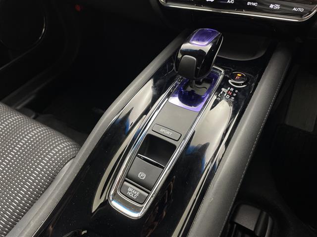 ヴェゼル ハイブリッドZ 純正7型ナビ ワンセグTV バックカメラ シートヒーター ハーフレザーシート クルーズコントロール パドルシフト ステアリングスイッチ プッシュスタート スタッドレスタイヤ4本積込 ETC 禁煙車(18枚目)