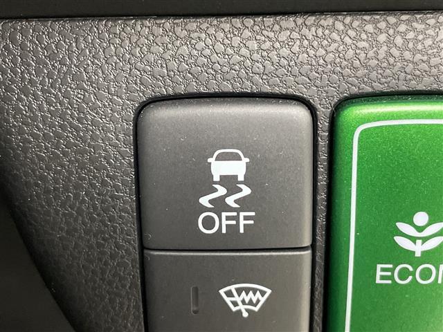 フィットハイブリッド スマートセレクション　ファインスタイル　社外７型ナビ　フルセグＴＶ　革巻きステアリング　ステアリングスイッチ　横滑り防止機能　オートエアコン　ハロゲンライト　社外１５インチアルミホイール　純正フロアマット　ＥＴＣ　スマートキー　禁煙車（9枚目）