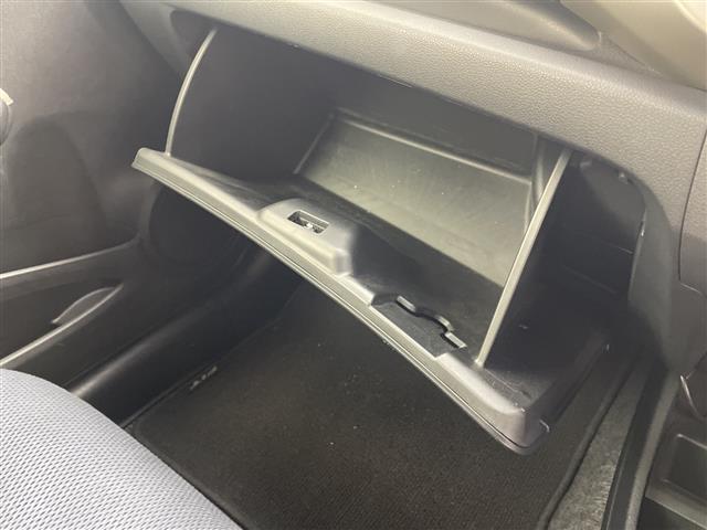 フィットハイブリッド スマートセレクション　ファインスタイル　社外７型ナビ　フルセグＴＶ　革巻きステアリング　ステアリングスイッチ　横滑り防止機能　オートエアコン　ハロゲンライト　社外１５インチアルミホイール　純正フロアマット　ＥＴＣ　スマートキー　禁煙車（23枚目）