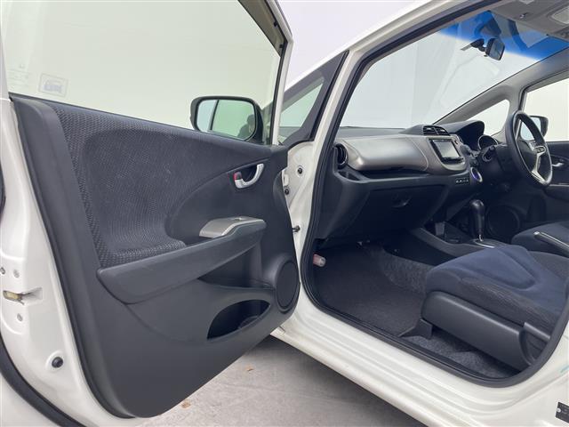 フィットハイブリッド スマートセレクション　ファインスタイル　社外７型ナビ　フルセグＴＶ　革巻きステアリング　ステアリングスイッチ　横滑り防止機能　オートエアコン　ハロゲンライト　社外１５インチアルミホイール　純正フロアマット　ＥＴＣ　スマートキー　禁煙車（32枚目）