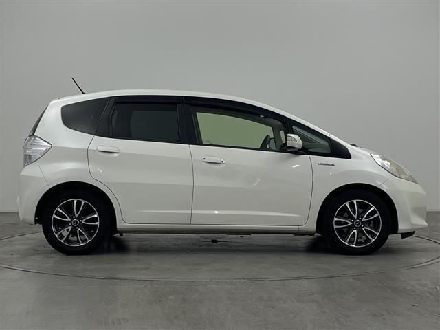 フィットハイブリッド スマートセレクション　ファインスタイル　社外７型ナビ　フルセグＴＶ　革巻きステアリング　ステアリングスイッチ　横滑り防止機能　オートエアコン　ハロゲンライト　社外１５インチアルミホイール　純正フロアマット　ＥＴＣ　スマートキー　禁煙車（38枚目）