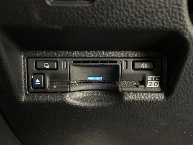 ヴォクシー ハイブリッドS-Z モデリスタエアロ 快適利便パッケージ ユニバーサルステップ 純正14型後席モニター 純正10.5型ナビ 電動リアゲート ステアリングヒーター 両側電動スライドドア ビルトインETC2.0 禁煙車(12枚目)