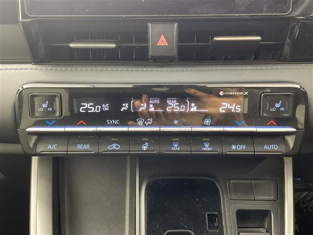 ヴォクシー ハイブリッドS-Z モデリスタエアロ 快適利便パッケージ ユニバーサルステップ 純正14型後席モニター 純正10.5型ナビ 電動リアゲート ステアリングヒーター 両側電動スライドドア ビルトインETC2.0 禁煙車(19枚目)