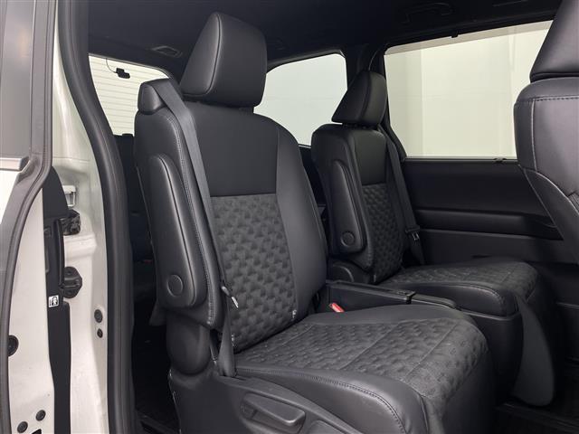 ヴォクシー ハイブリッドS-Z モデリスタエアロ 快適利便パッケージ ユニバーサルステップ 純正14型後席モニター 純正10.5型ナビ 電動リアゲート ステアリングヒーター 両側電動スライドドア ビルトインETC2.0 禁煙車(32枚目)