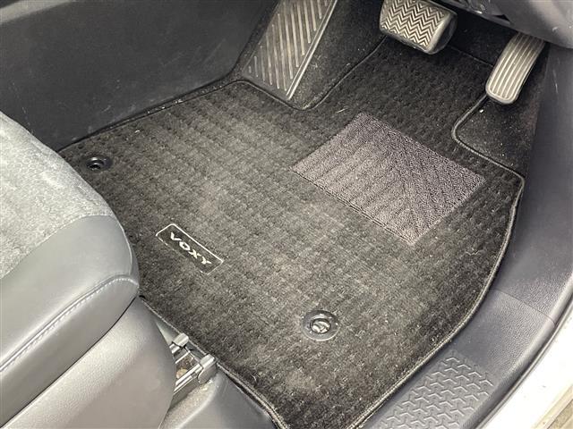 ヴォクシー ハイブリッドS-Z モデリスタエアロ 快適利便パッケージ ユニバーサルステップ 純正14型後席モニター 純正10.5型ナビ 電動リアゲート ステアリングヒーター 両側電動スライドドア ビルトインETC2.0 禁煙車(42枚目)