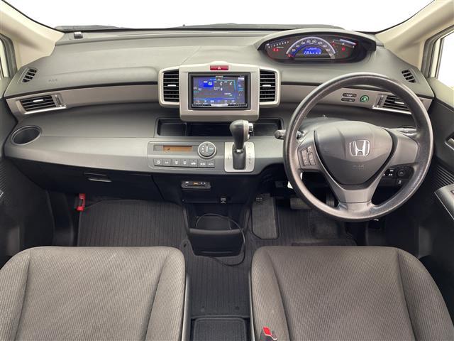 フリード G ジャストセレクション 社外7型ナビ フルセグTV バックカメラ 両側電動スライドドア 横滑り防止機能 ステアリングスイッチ オートエアコン HIDオートライト 純正フロアマット 前後ドライブレコーダー ビルトインETC(2枚目)