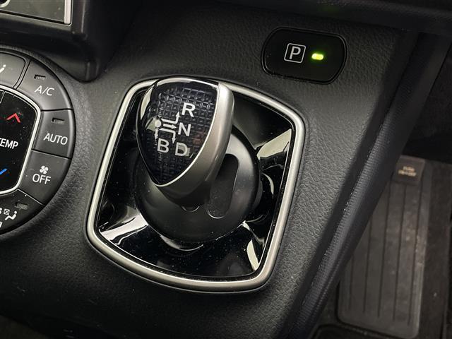 ノア ハイブリッドX 社外7型ナビ フルセグTV 社外12型後部席モニター 片側電動スライドドア 衝突被害軽減システム プッシュスタート ステアリングスイッチ オートエアコン 純正15アルミホイール ETC 禁煙車(16枚目)