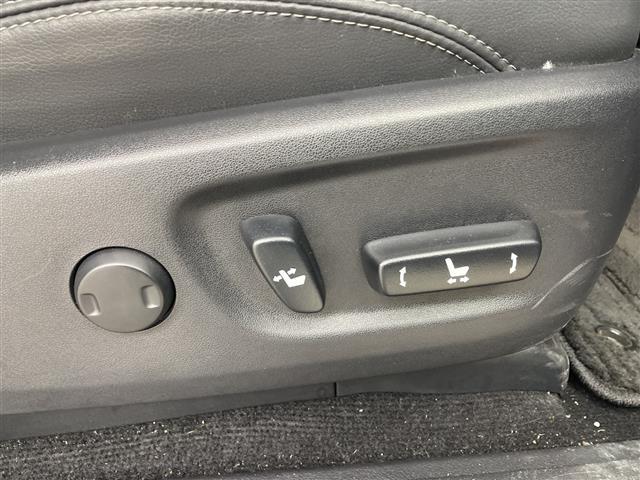 ランドクルーザープラド TX Lパッケージ マットブラックエディション サンルーフ ルーフレール 純正9型ナビ 全周囲カメラ 純正ビルトインETC2.0 レザーシート シートヒーター エアーシート パワーシート ウッドコンビハンドル アイドリングストップ 禁煙車(12枚目)