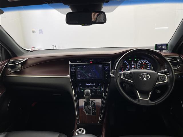 ハリアー プレミアム　アルパイン９型ナビ　バックカメラ　クルーズコントロール　横滑り防止装置　レーンキー　オートライト　ＬＥＤライト　パワーシート　ＥＴＣ　純正アルミホイール　パワーバックドア（2枚目）